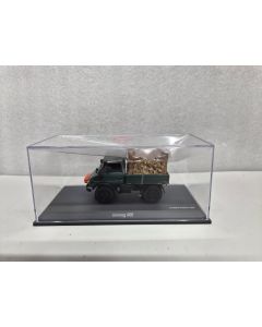 Unimog 406 grün mit Holzladung
